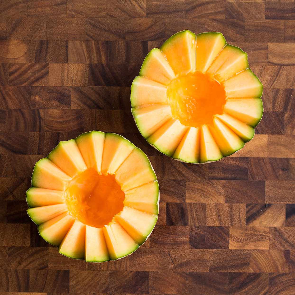 Melon cortado en un tazón elegante