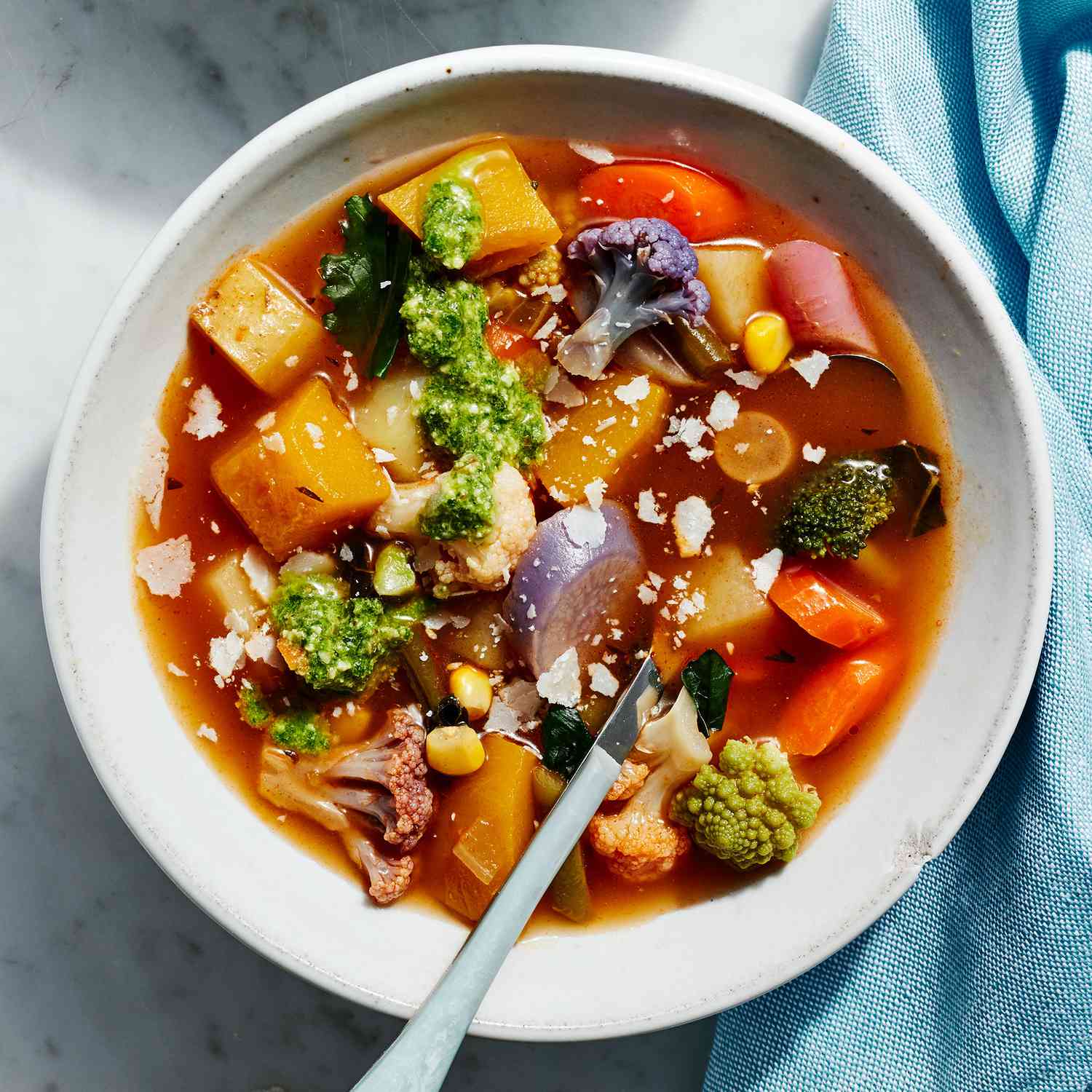 Sopa de vegetales picante para hacer dieta