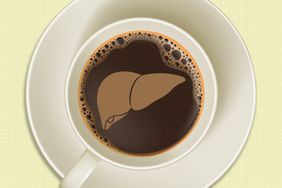 Café en forma de hígado dentro de una taza llena de café