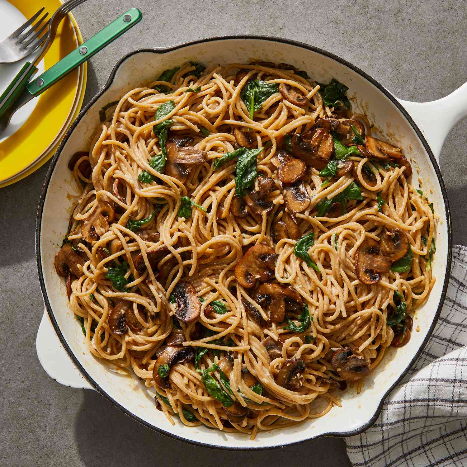 Espaguetis cremosos con champiñones y espinacas