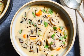 Sopa cremosa de arroz salvaje y champiñones