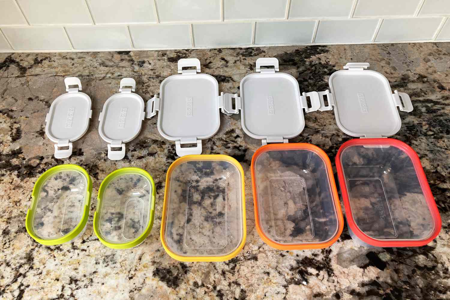Collage de recipientes de plástico de alimentos.