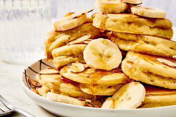 Foto de la receta de panqueques esponjosos con capas de plátano y almíbar