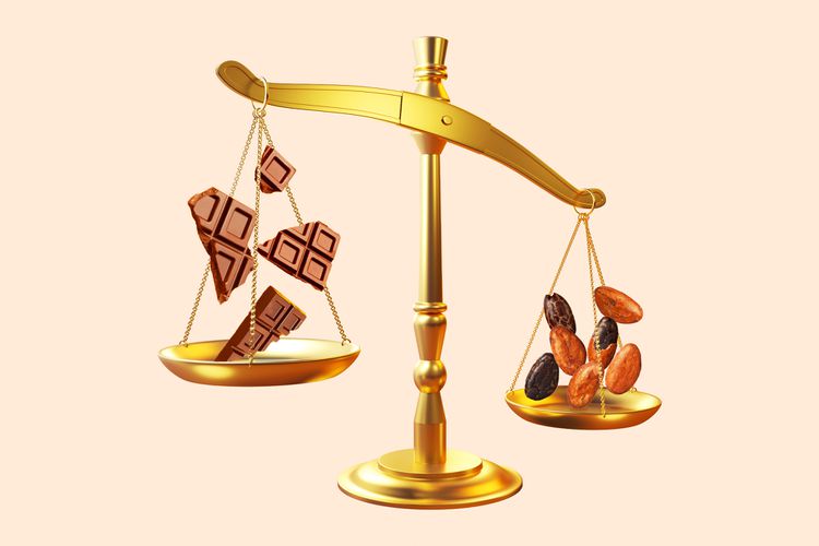 Una escala dorada con tablas de chocolate y frijoles de cacao