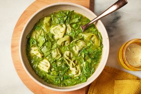 Foto de receta de sopa de tortellini verde