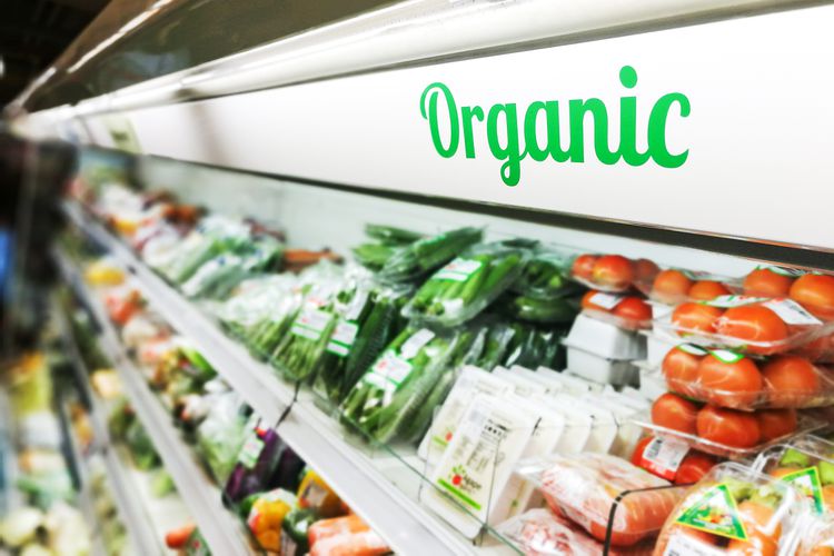 La exhibición de alimentos orgánicos en la sección de verduras frescas del supermercado