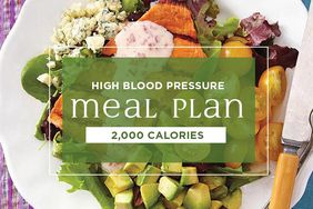 Ensalada de salmón para el plan de comidas en calorías de 2000 para la presión arterial