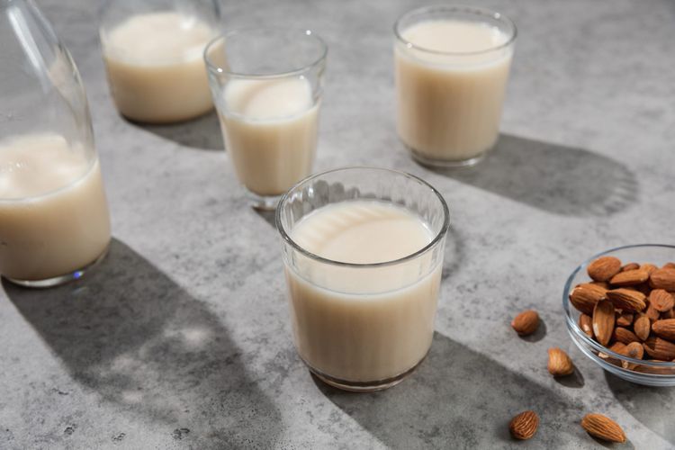 Glass de leche de almendras casero < pan> Equipo para hacer leche de almendras caseras