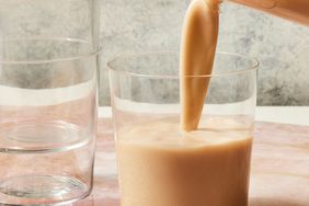 Foto de receta casera de leche de avena