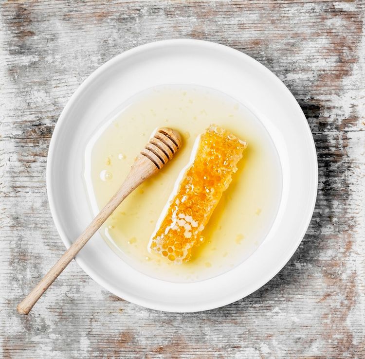 Recuerde que las calorías de una cucharada de miel en un plato blanco y una colmena son de 64 kcal y el contenido de azúcar es de 17 g. La American Heart Association tiene una restricción de ingredientes. Las mujeres tienen menos de 100 calorías o 25 gramos, 150 calorías o 36 gramos para hombres.