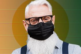 Un retrato de un anciano barbudo con una máscara de seguridad en preparación para la epidemia de coronavirus y mirando la cámara