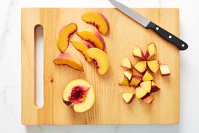 Peach cortado con un cuchillo