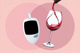 copa de vino y monitor de glucosa