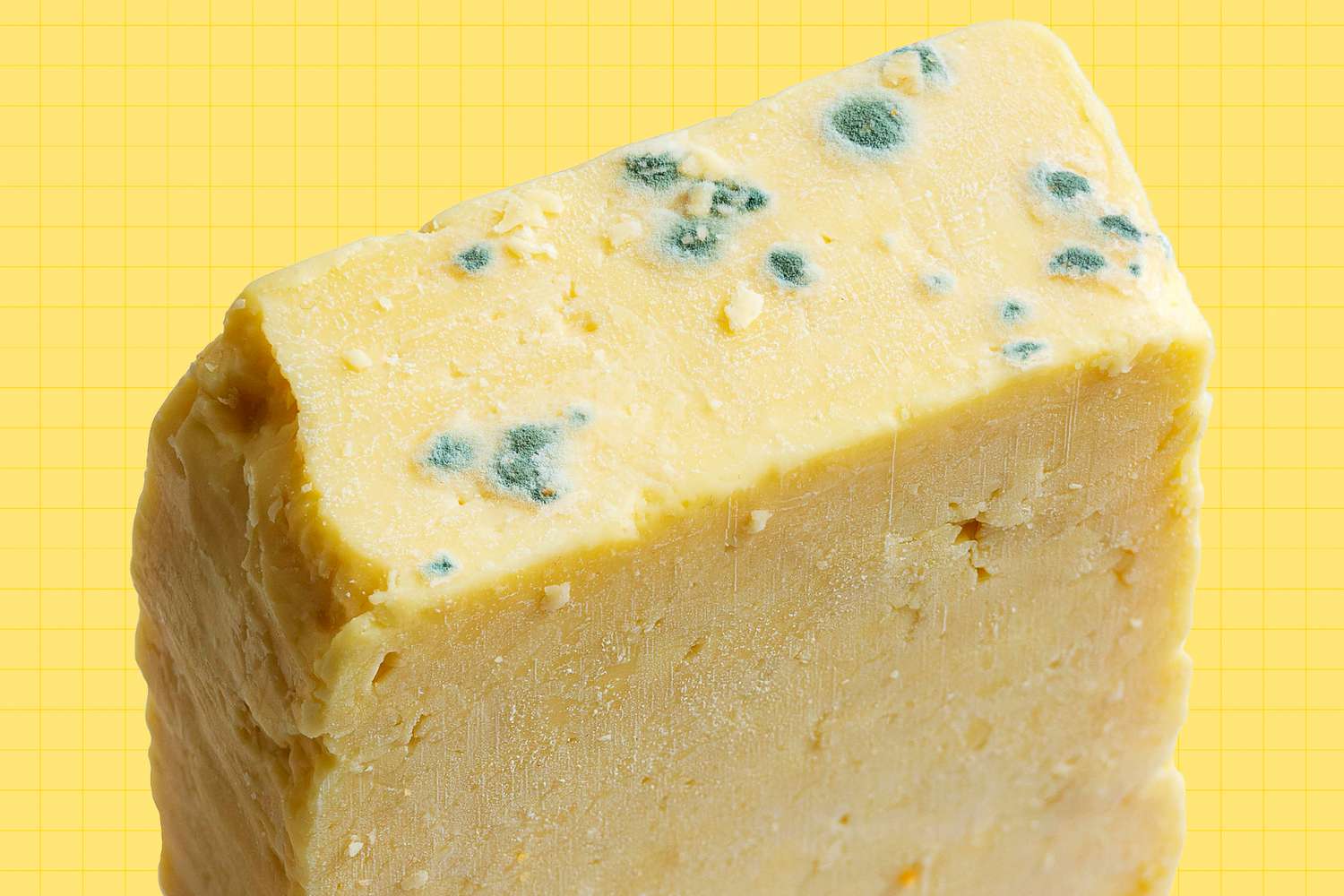 Bloques de queso con moho en el fondo del diseño, primero evalúe el estado del moho para cada tipo de queso. Es probable que el queso suave fresco, como la ricota, la mascarpone y la compartir, tengan moho en el queso, pero no es tóxico, pero debería simplemente descartarse porque tiene un efecto nady en el sabor.。El queso blando, como Brie y Porto Salute, se separa a aproximadamente un cuarto de pulgadas de la superficie donde se ve el moho. Un queso duro y envejecido, como el cheddar envejecido y el parmesano, solo puede eliminar el moho. Si el molde blanco con un blanco verdoso es pequeño, tendrá un pequeño efecto en el sabor y puede cortar el moho de forma segura sin accidentes. El moho negro y gris no es muy bueno, por lo que debe cortar más para eliminar el queso afectado. Deseche el queso mohoso, que tiene un olor a amoníaco, moho y humedad.