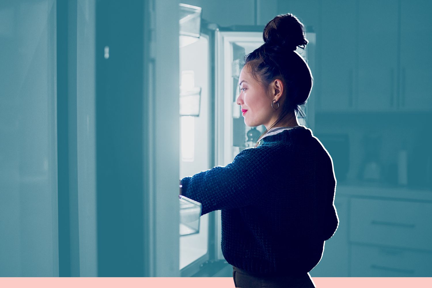 Lo importante aquí es una mujer que mira al refrigerador por la noche