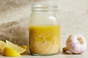Foto de receta de aderezo de limón, ajo y parmesano