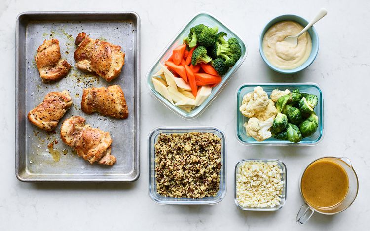 Sartén de pollo y verduras, cereales, recipientes de salsa: todos preparados