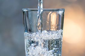 Agua mineral vertida en un vaso transparente.