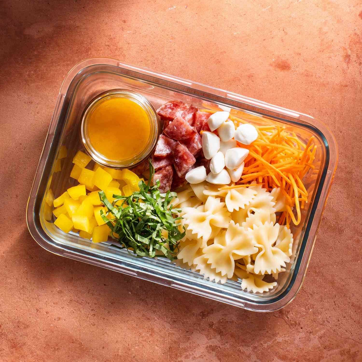 Box lunch con ensalada de pasta y vinagreta