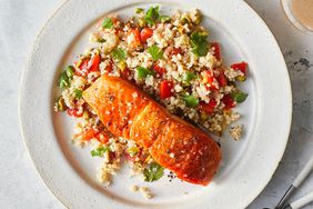 Ensalada de salmón y quinoa con pimientos rojos asados