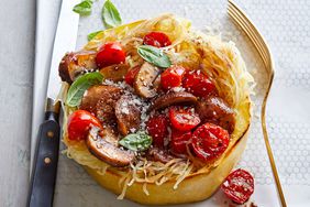 Salchicha de nido de calabaza de espagueti, hongo, tomate