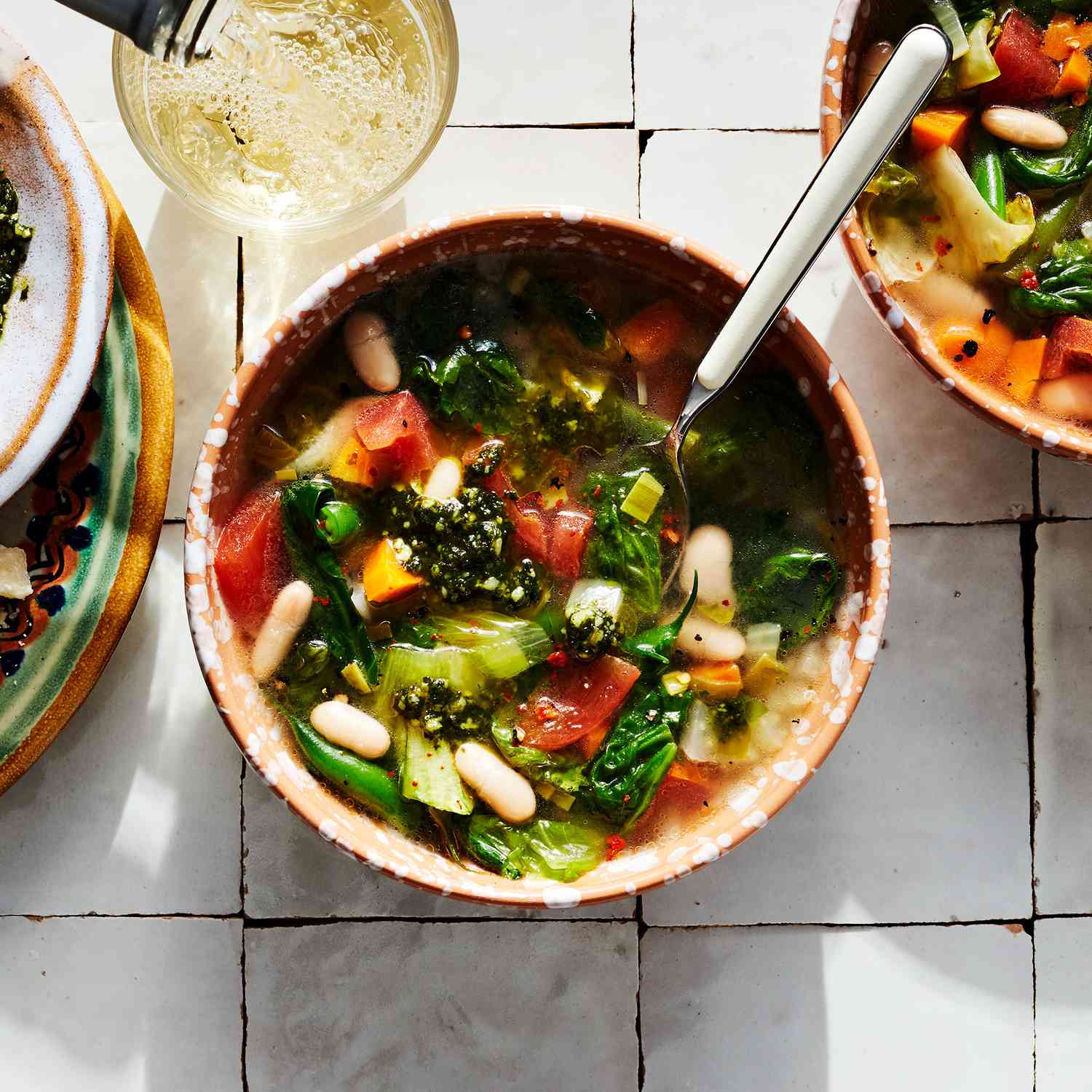 La receta simple de la sopa de los guisantes es de color elegante la mesa de primavera. Es perfecto para usar verduras congeladas cuando el mostrador de verduras es un paisaje asesino.