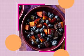Foto de receta de ensalada de frutas moradas