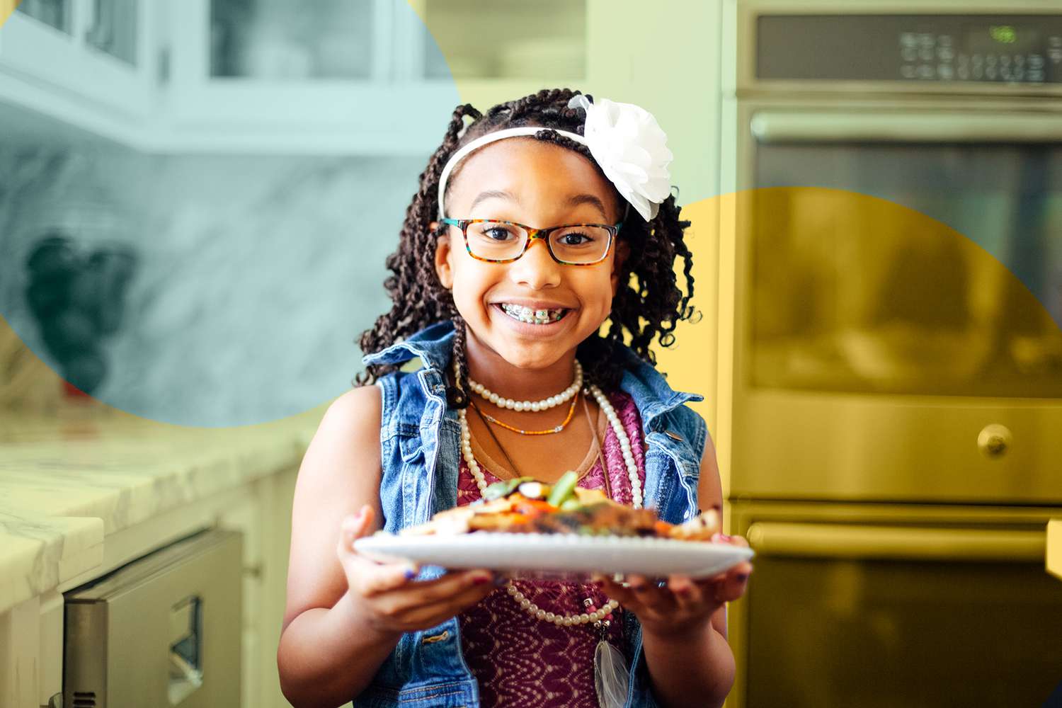 Un retrato de una chica alegre con un plato en la cocina