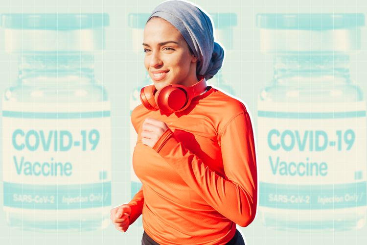 Una mujer corriendo con tres vacunas COBID.