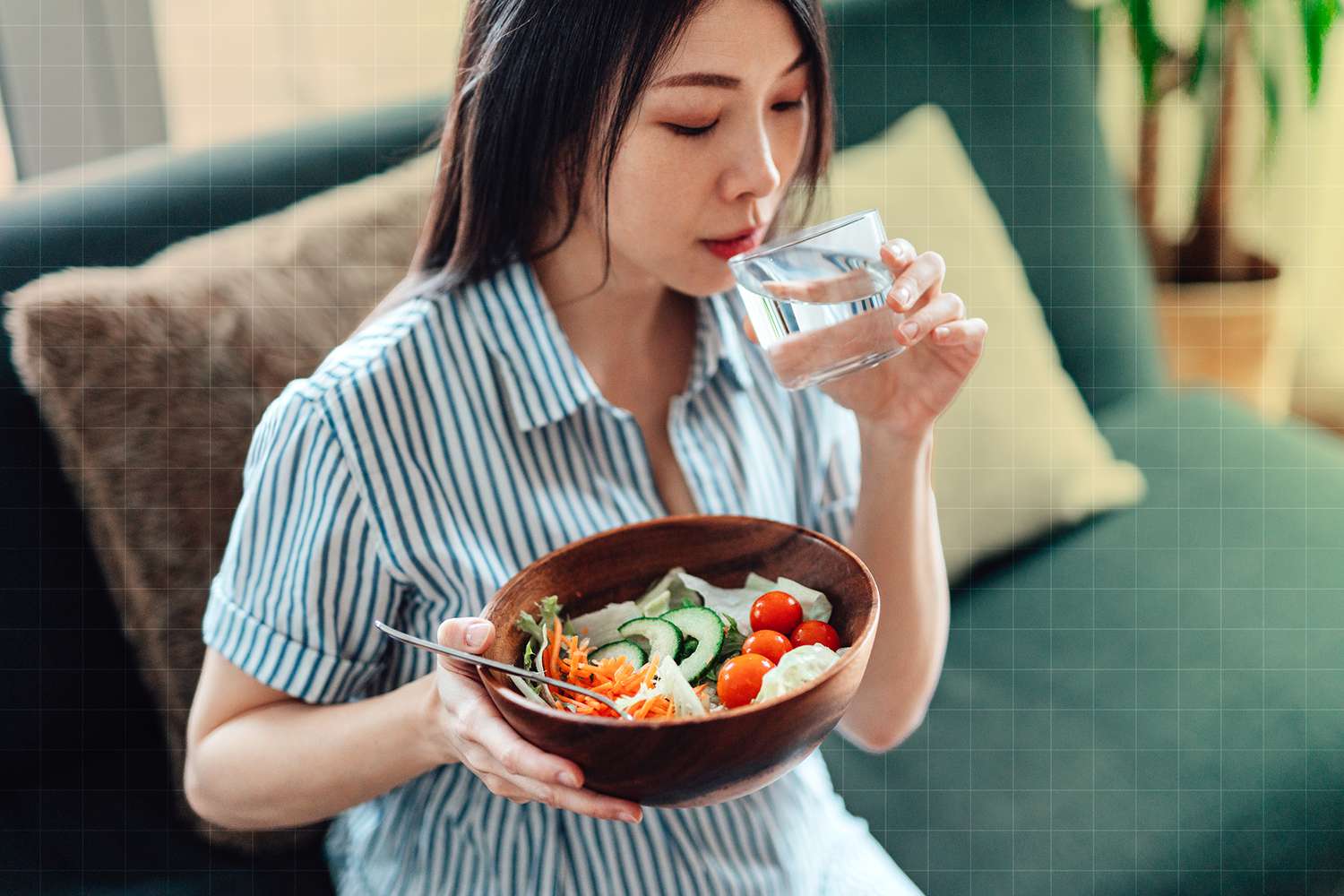 Una mujer comiendo una ensalada de verduras en casa