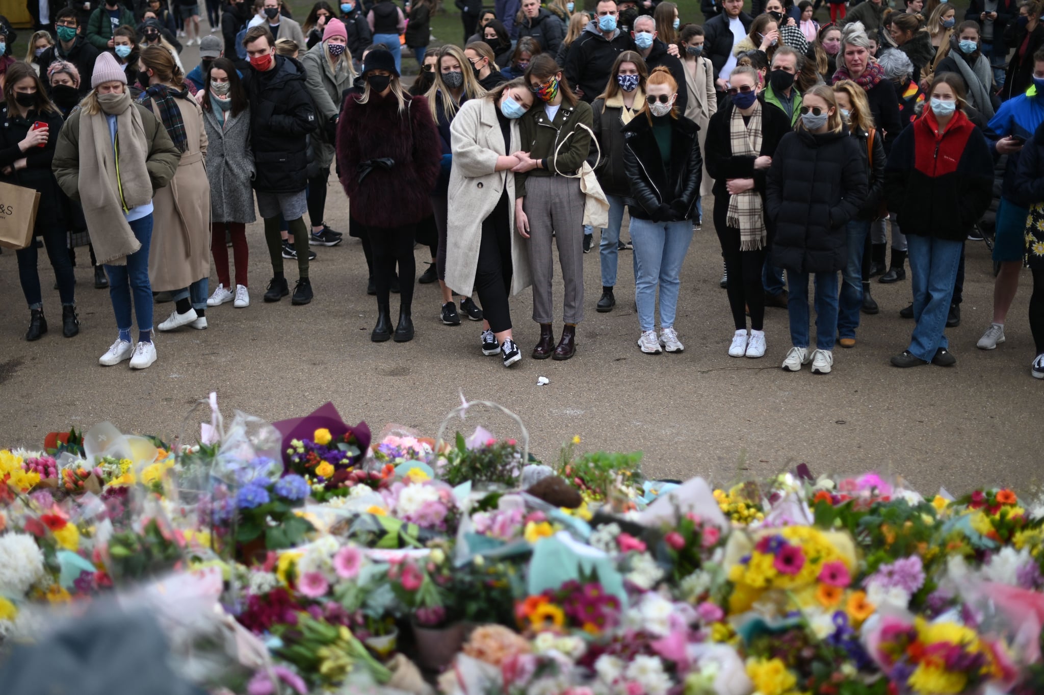 Reacciones de los seres queridos que se reunieron para depositar flores en memoria de la desaparecida Sarah Everard