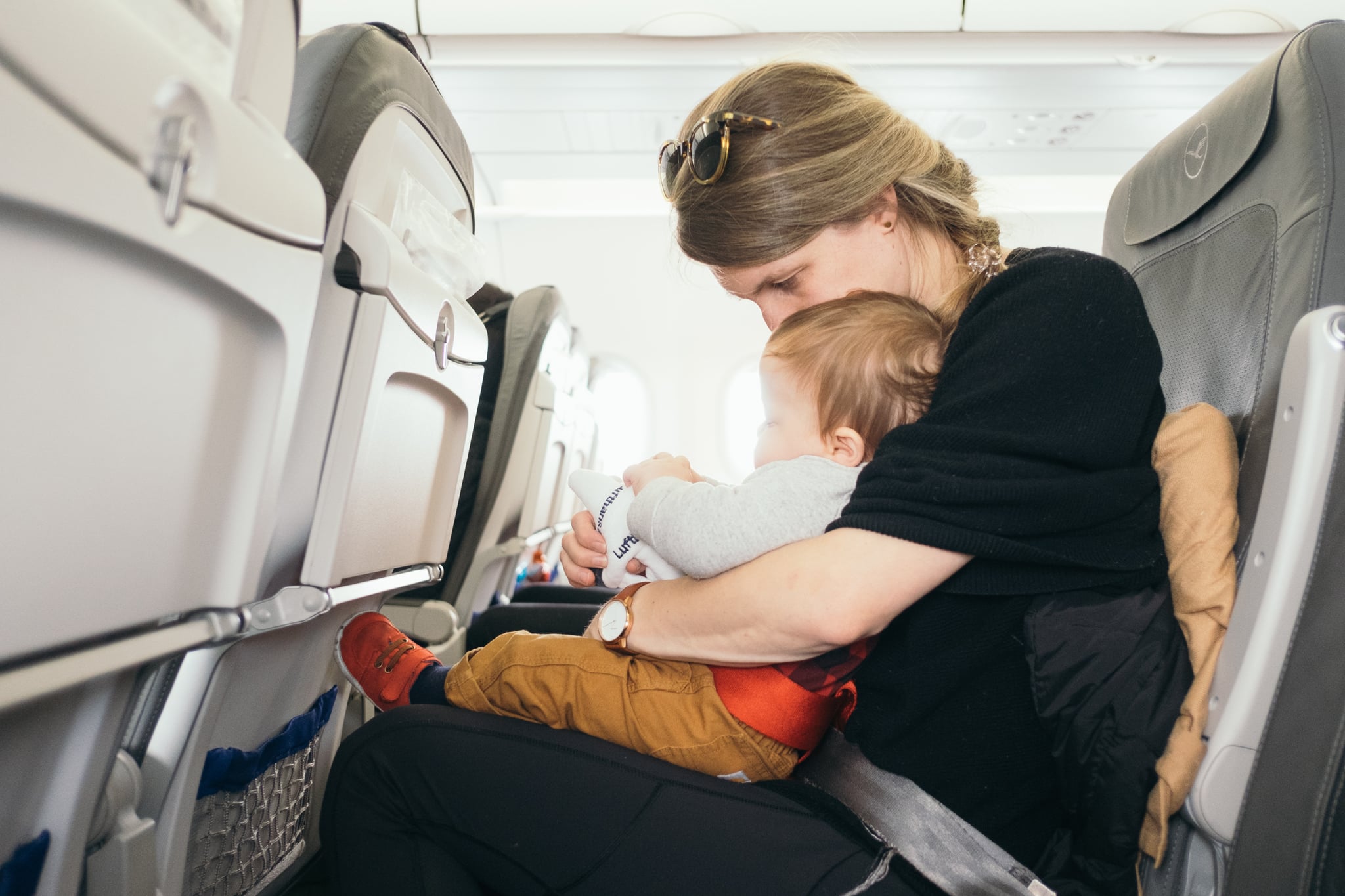Frente a un avión, el bebé pélvico generalmente se encuentra en una fila de una pared parcial. En la clase económica, las familias generalmente se sientan detrás.