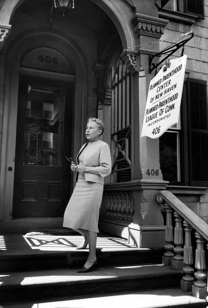 Connecticut, EE. UU., abril de 1963: Estelle Griswold, directora ejecutiva de Planned Parenthood Federation, se encuentra frente a un centro de planificación familiar que está cerrado tras un fallo de la Corte Suprema de EE. UU. sobre una ley de Connecticut que prohíbe la venta y el uso de anticonceptivos.