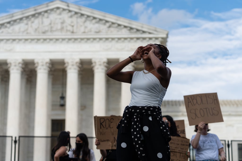 Fuera de la Corte Suprema Federal en Washington D. C., las personas que protestan por los derechos del aborto están liderados por cantos. Durante el conflicto, dijo como si hubiera olvidado lo que podían hacer 