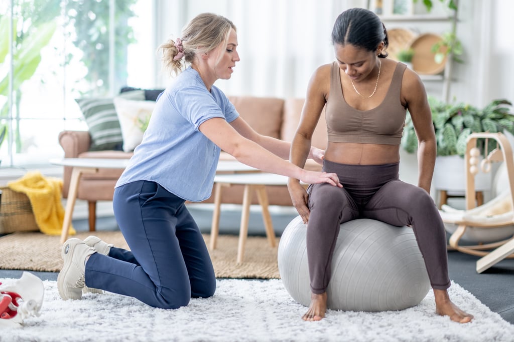 Una fisioterapeuta femenina parece estar tratando a una mujer embarazada. Las mujeres se sientan en bolas de yoga con ropa casual y hacen una variedad de ejercicios.