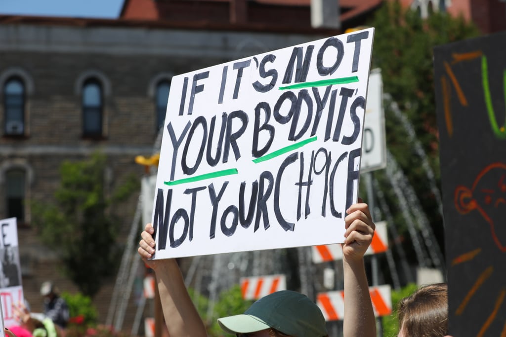 Bloomsberg, Pennsylvania, USA-Julio 7 de 2022: Protestas que sostienen los siguientes pancartas.