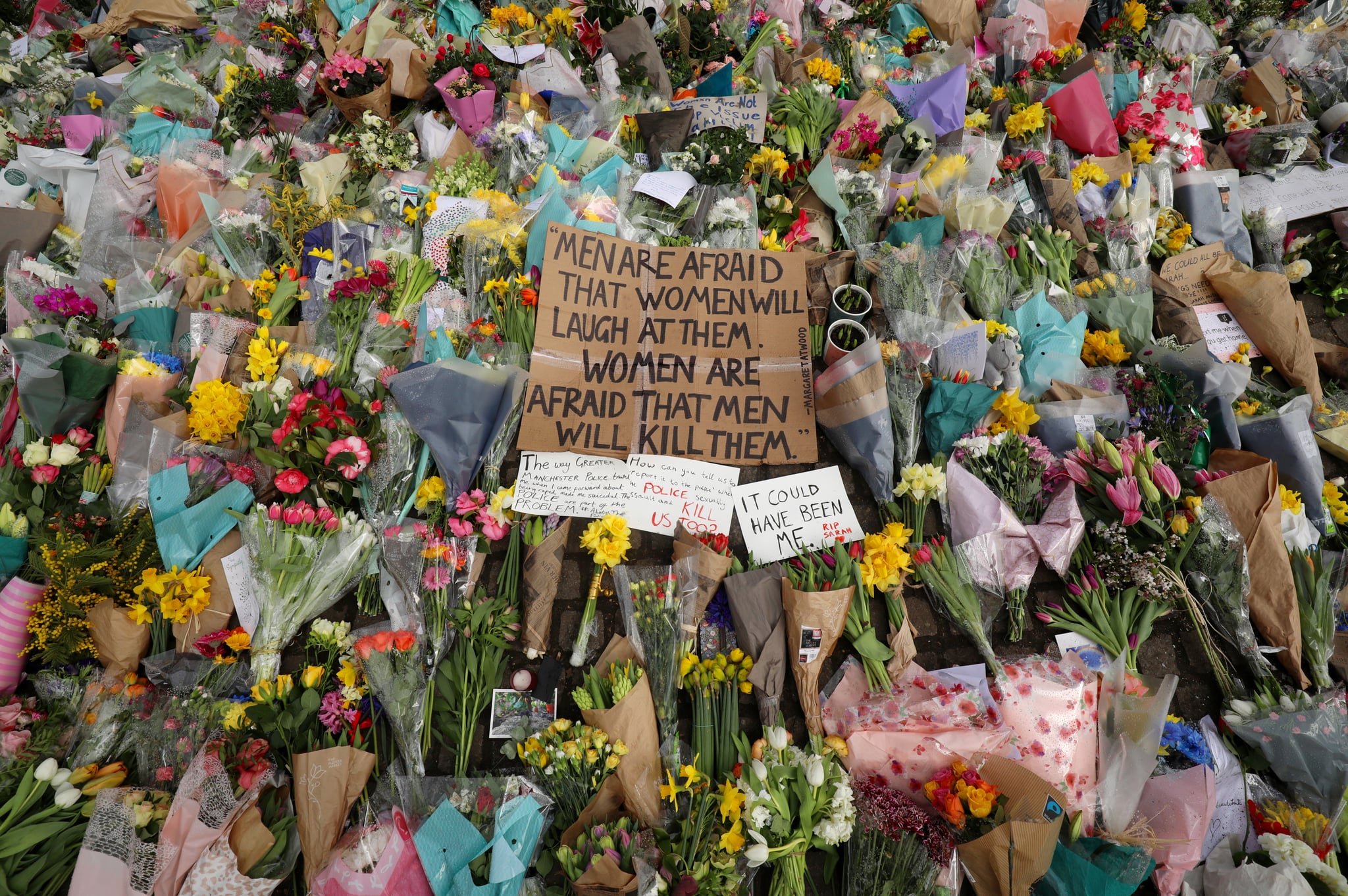 LONDRES, REINO UNIDO - 15 DE MARZO: Flores y mensajes colocados en un servicio conmemorativo para Sarah Everard en Clapham Common el 15 de marzo de 2021 en Londres, Inglaterra. Cientos de personas se reunieron en Clapham Common el sábado por la noche para presentar sus respetos a Sarah Everard, una mujer londinense de 33 años.