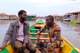 Eric Kiki y Steven Sarfield montando en el bote. Un pueblo en la orilla del lago de Benan, África.