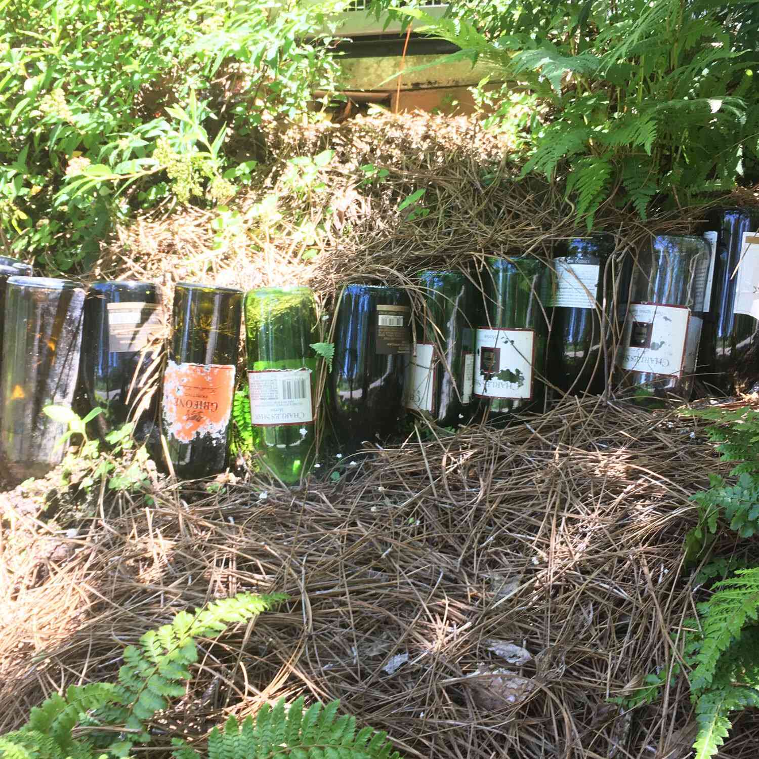 Botella de vino para el borde del jardín